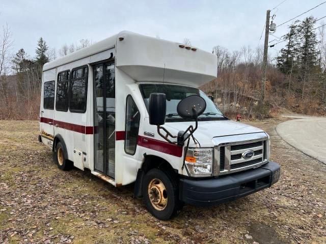 2013 Ford Econoline E350 Super Duty Cutaway Van