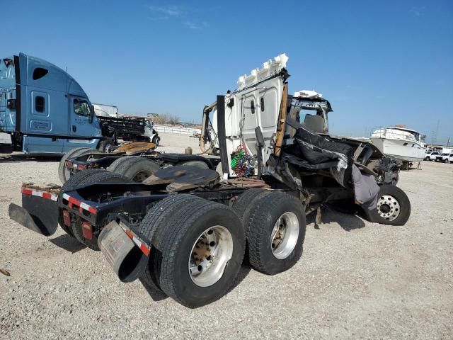 2013 Freightliner Cascadia 125