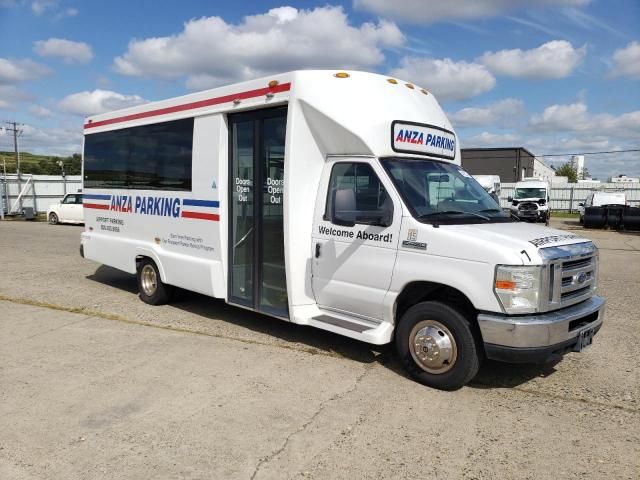 2012 Ford Econoline E450 Super Duty Cutaway Van