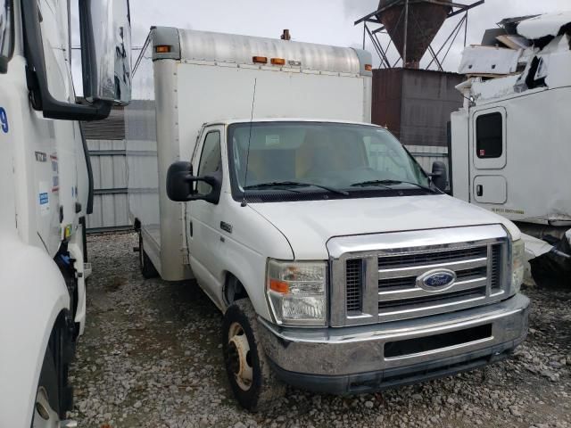 2011 Ford Econoline E350 Super Duty Cutaway Van