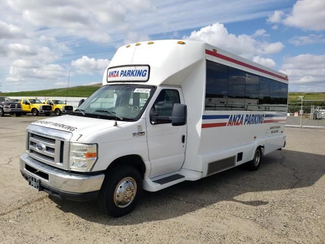 2012 Ford Econoline E450 Super Duty Cutaway Van