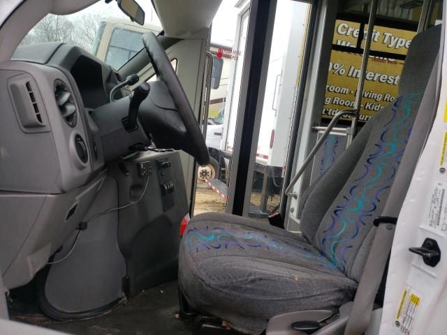 2012 Ford Econoline E450 Super Duty Cutaway Van