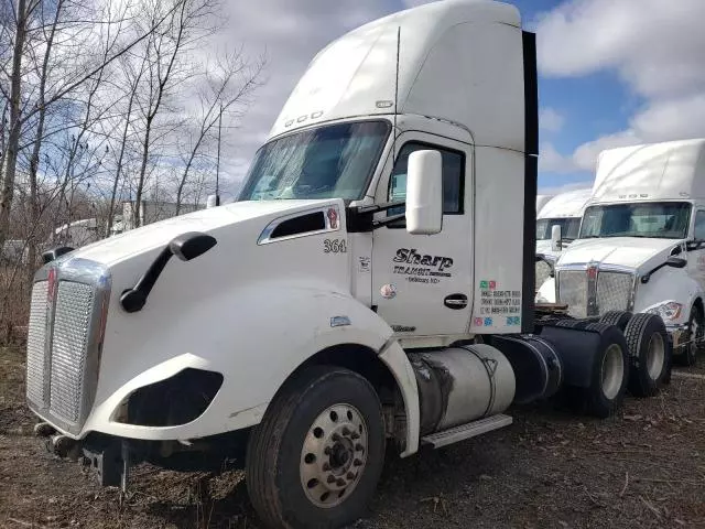 2017 Kenworth Construction T680