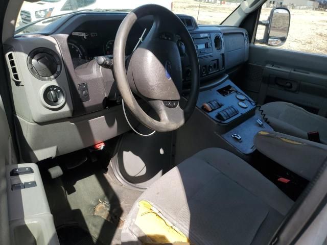 2012 Ford Econoline E350 Super Duty Cutaway Van