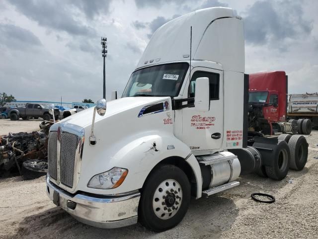 2017 Kenworth Construction T680