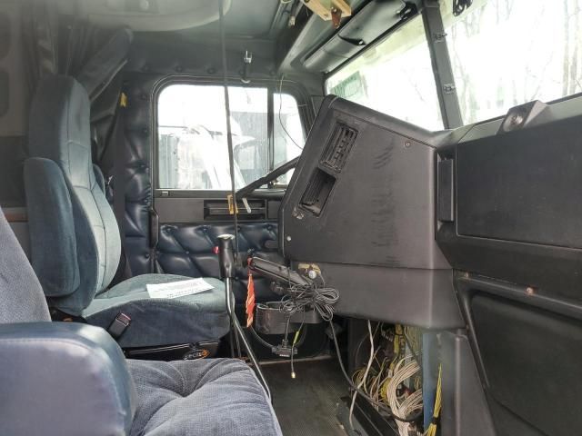 1999 Freightliner Conventional FLD120