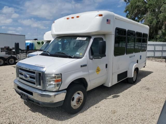 2013 Ford Econoline E350 Super Duty Cutaway Van