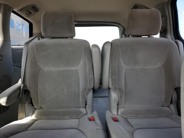 2004 Toyota Sienna LE