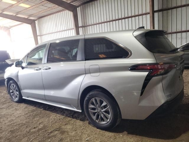 2022 Toyota Sienna LE