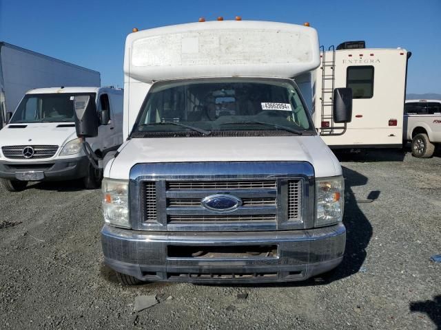 2012 Ford Econoline E450 Super Duty Cutaway Van