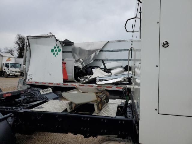 2015 Freightliner Cascadia 113