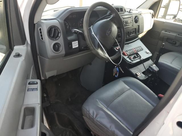 2010 Ford Econoline E350 Super Duty Cutaway Van