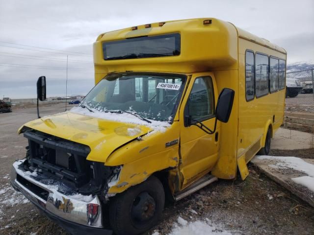 2016 Ford Econoline E450 Super Duty Cutaway Van