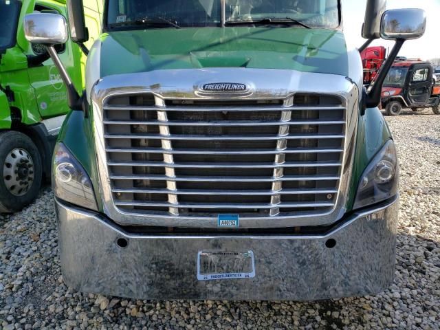 2013 Freightliner Cascadia 113