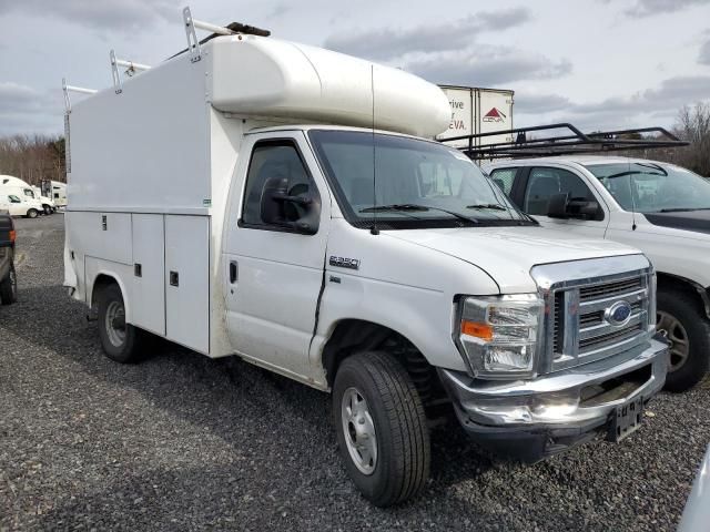 2012 Ford Econoline E350 Super Duty Cutaway Van