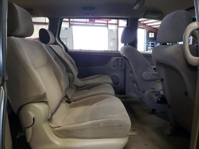 2004 Toyota Sienna CE