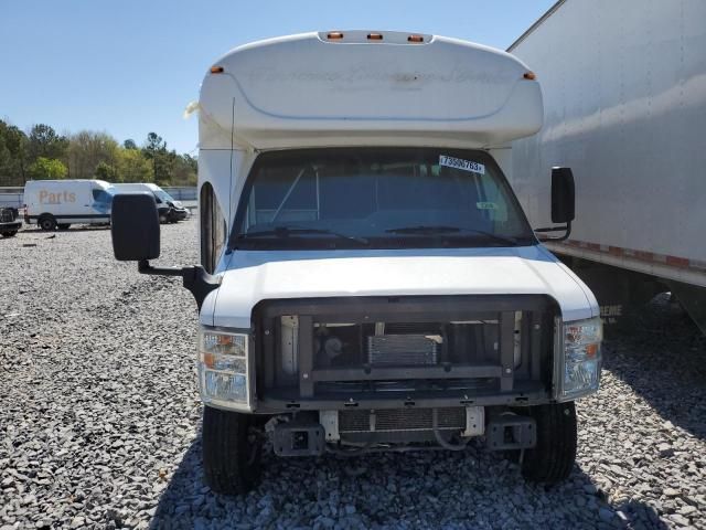 2016 Ford Econoline E450 Super Duty Cutaway Van