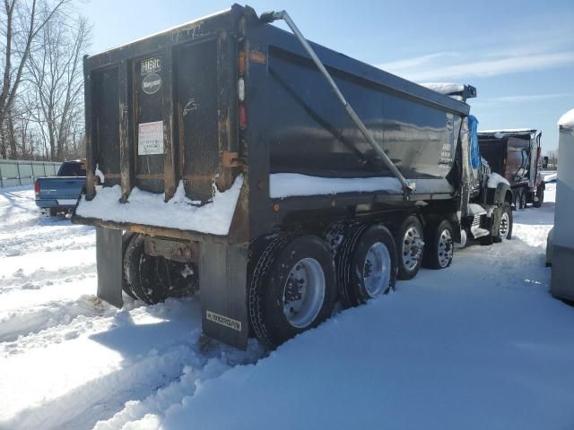 2017 Mack 700 GU700