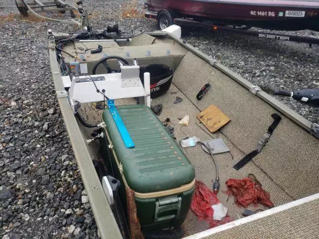 2005 Tracker Marine Lot