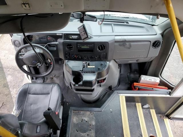 2016 Ford Econoline E450 Super Duty Cutaway Van