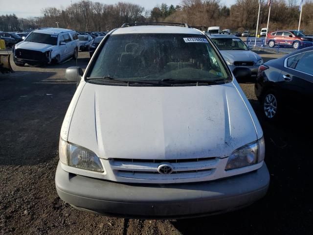 2000 Toyota Sienna LE