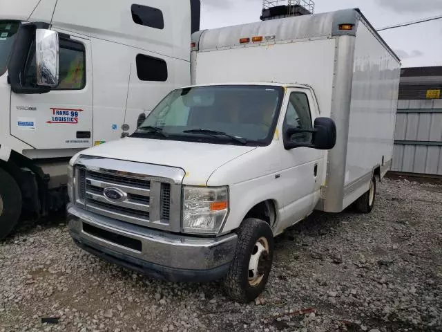 2011 Ford Econoline E350 Super Duty Cutaway Van