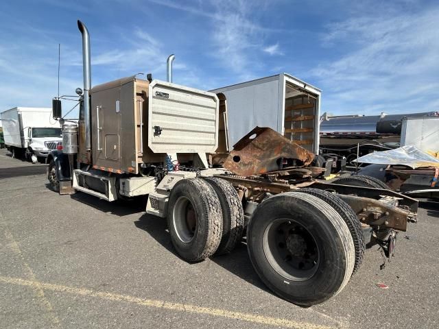 2000 Freightliner Conventional FLD120