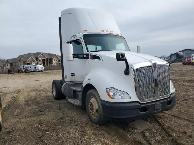 2016 Kenworth T680 Semi Truck