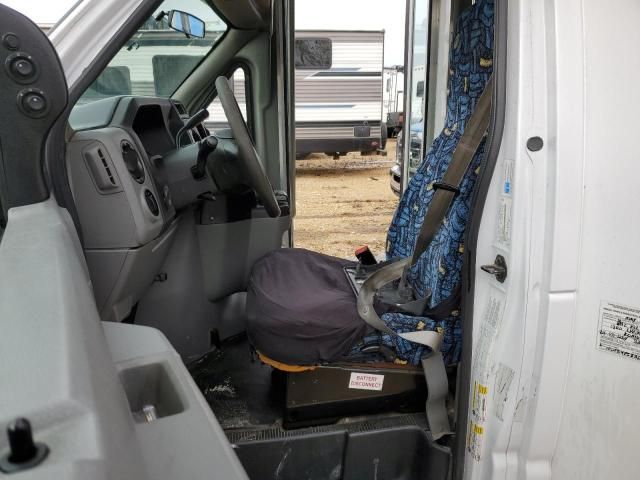 2017 Ford Econoline E450 Super Duty Cutaway Van