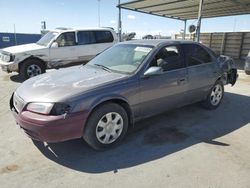 Carros salvage sin ofertas aún a la venta en subasta: 1999 Toyota Camry LE