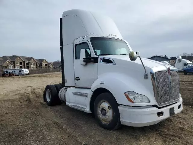 2014 Kenworth T680 Semi Truck