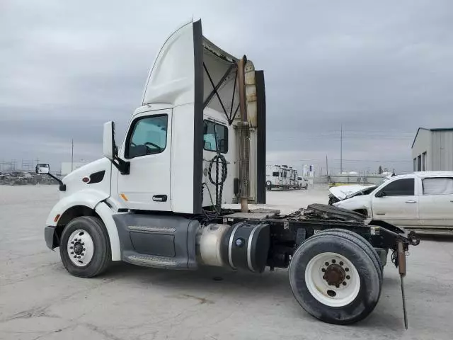 2017 Peterbilt 579 Semi Truck