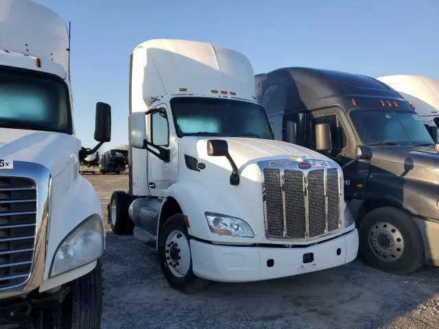 2016 Peterbilt 579 Semi Truck