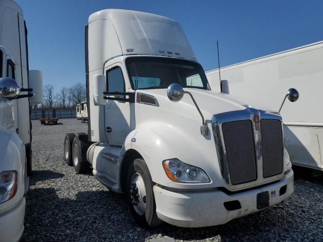 2014 Kenworth T680 Semi Truck