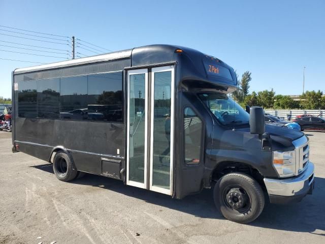 2017 Ford Econoline E450 Super Duty Cutaway Van