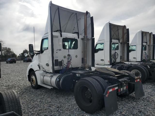 2014 Kenworth T680 Semi Truck