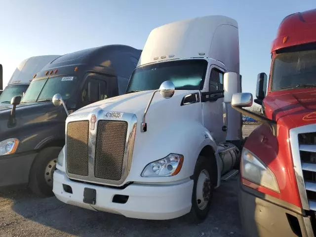 2013 Kenworth T680 Semi Truck