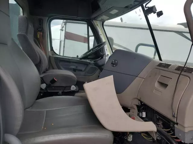 2016 Freightliner Cascadia Semi Truck