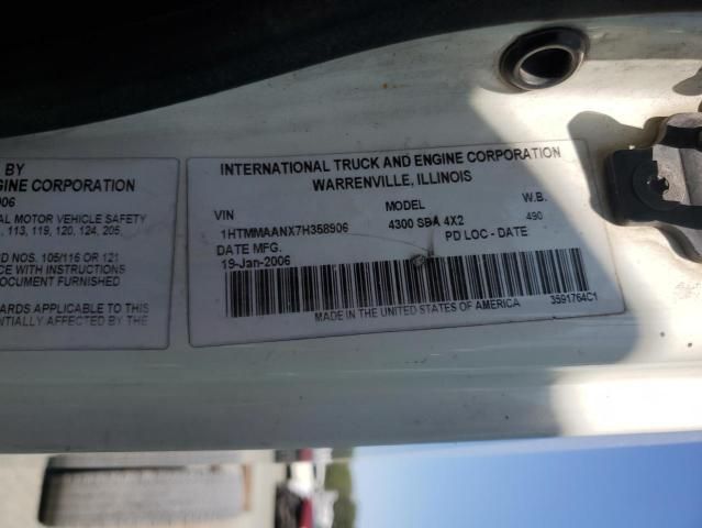 2007 International 4300 Semi Truck