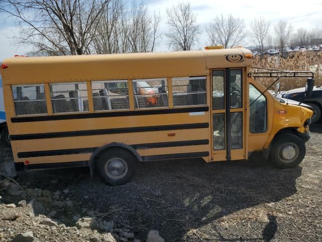 2004 Ford Econoline E350 Super Duty Cutaway Van