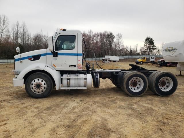 2015 Peterbilt 567 Semi Truck