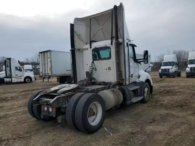 2016 Kenworth T680 Semi Truck