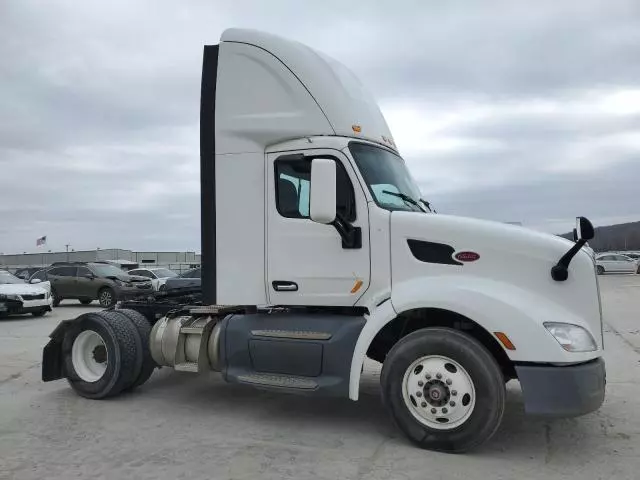 2017 Peterbilt 579 Semi Truck