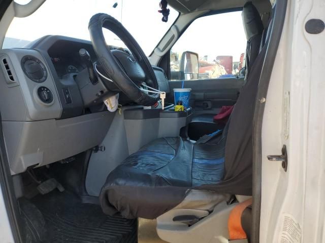 2015 Ford Econoline E350 Super Duty Cutaway Van