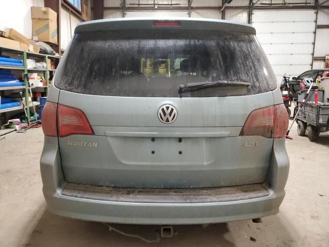 2010 Volkswagen Routan SE