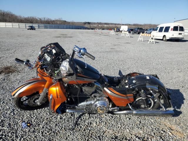 2011 Harley-Davidson FLHXSE2