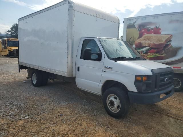 2013 Ford Econoline E350 Super Duty Cutaway Van