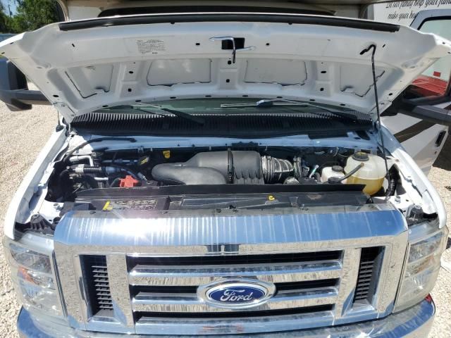 2016 Ford Econoline E450 Super Duty Cutaway Van