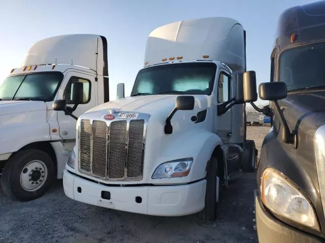 2016 Peterbilt 579 Semi Truck