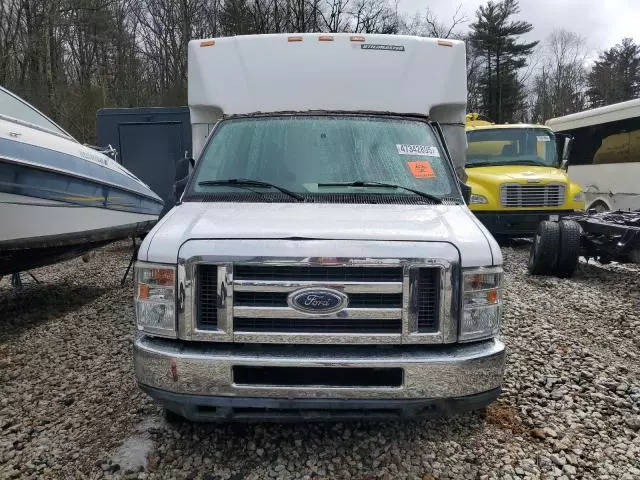 2011 Ford Econoline E350 Super Duty Cutaway Van